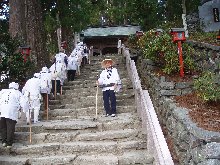 階段を上るお遍路