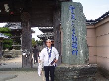 階段を上るお遍路
