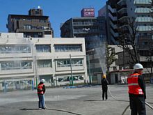 消防ポンプで放水